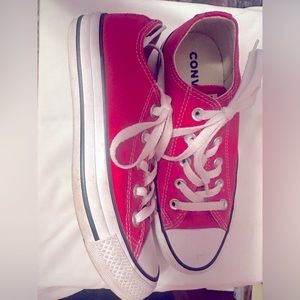 Converse / Chuck Taylor All Star Red
UNISEX LOW TOP SHOE
Size Men’s 4 Women’s 6